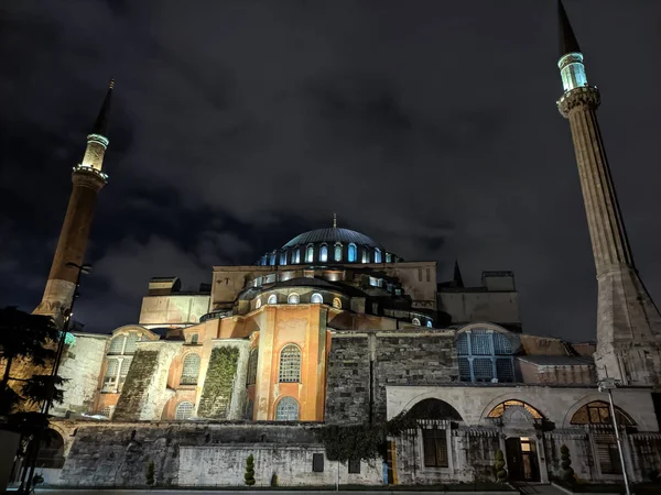 Büyük tarihi bina Ayasofya, İstanbul, Türkiye. Gece görünümü