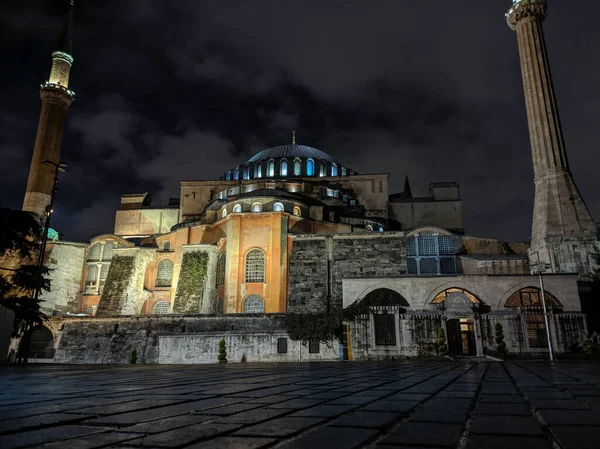 Büyük tarihi bina Ayasofya, İstanbul, Türkiye. Gece görünümü