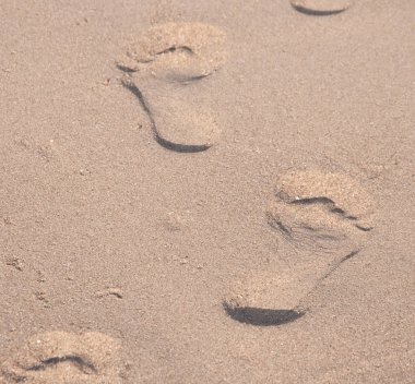 Kumsalda kumlu ayak sesleri