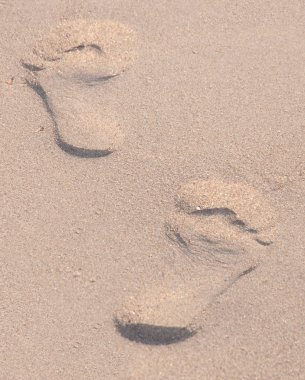 Kumsalda kumlu ayak sesleri