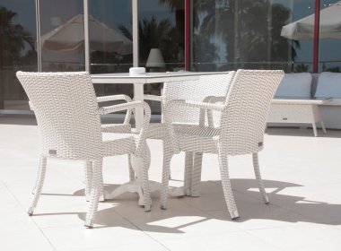 Sandalye ve masa bir restoranın dışında oturma.