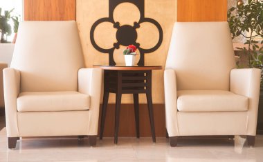 Otel odasının içi. Beyaz yastıkta gül yaprakları