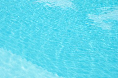 Mavi yüzme havuzu dalgalı su ayrıntıları