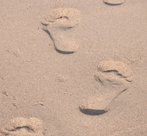 Kumsalda kumlu ayak sesleri