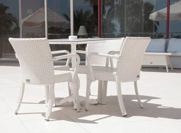 Sandalye ve masa bir restoranın dışında oturma.