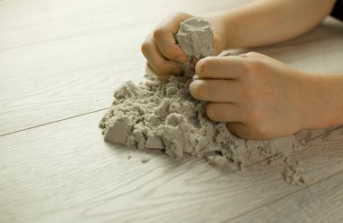 çocuk kinetik kumla oynuyor.