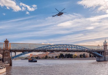 Rusya Hava Kuvvetleri helikopter Gorki Park ve Puşkin (Andreevsky) Bridge.June 6, üzerinde 2018 uçar. Rusya, Moskova
