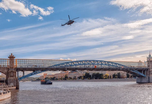 Rusya Hava Kuvvetleri helikopter Gorki Park ve Puşkin (Andreevsky) Bridge.June 6, üzerinde 2018 uçar. Rusya, Moskova