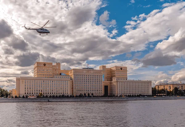 Ruské Letectvo Vrtulník Letí Nad Ministerstva Obrany Ruské Federation June — Stock fotografie