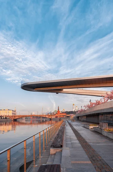Moskvoretskaya dolgu şafak yükselen köprünün Zaryadye Park altında. Rusya, Moskova