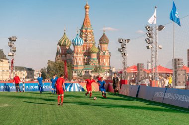 Kızıl Meydan futbol sahasında. Futbol oyuncusu. 2018 Dünya Kupası Moskova'da. 28 Haziran 2018.