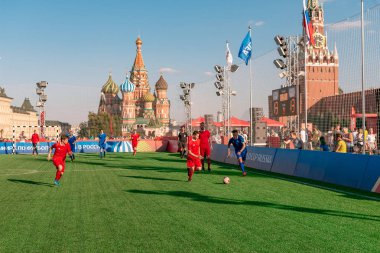 Futbol Park Dünya Kupası 2018 - spor oyunları, sınavlar ve tüm sakinleri ve ziyaretçiler için sermaye için konumlar. Genç sporcular üzerinde kırmızı kare futbol oynuyorum. 28 Haziran 2018.
