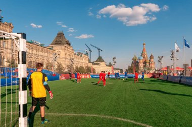 Futbol Park Dünya Kupası 2018 - spor oyunları, sınavlar ve tüm sakinleri ve ziyaretçiler için sermaye için konumlar. Genç sporcular üzerinde kırmızı kare futbol oynuyorum. 28 Haziran 2018.