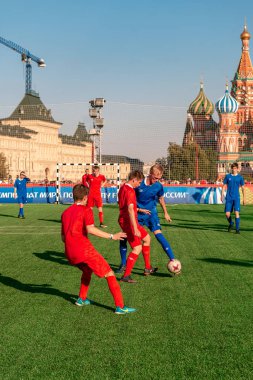 Futbol Park Dünya Kupası 2018 - spor oyunları, sınavlar ve tüm sakinleri ve ziyaretçiler için sermaye için konumlar. Genç sporcular üzerinde kırmızı kare futbol oynuyorum. 28 Haziran 2018.