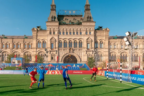 Futbol Park Dünya Kupası 2018 - spor oyunları, sınavlar ve tüm sakinleri ve ziyaretçiler için sermaye için konumlar. Genç sporcular üzerinde kırmızı kare futbol oynuyorum. 28 Haziran 2018.