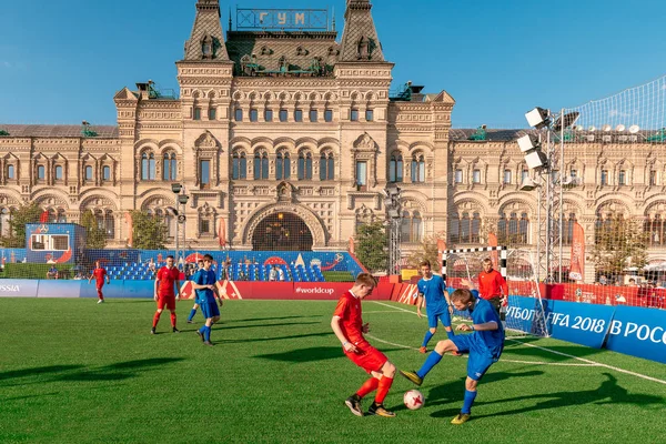 Futbol Park Dünya Kupası 2018 - spor oyunları, sınavlar ve tüm sakinleri ve ziyaretçiler için sermaye için konumlar. Genç sporcular üzerinde kırmızı kare futbol oynuyorum. 28 Haziran 2018.