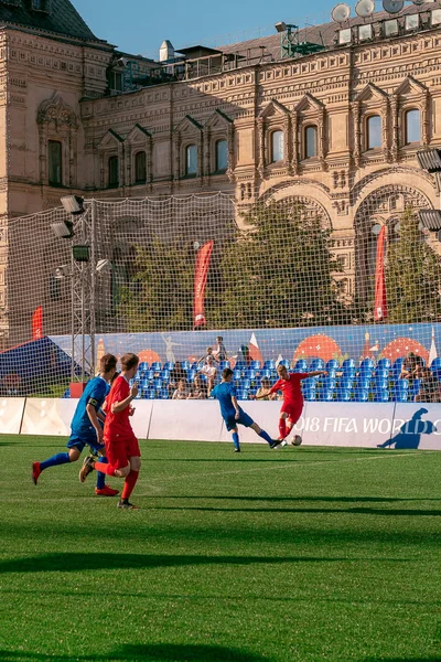 Kızıl Meydan futbol sahasında. Futbol oyuncusu. 2018 Dünya Kupası Moskova'da. 28 Haziran 2018.