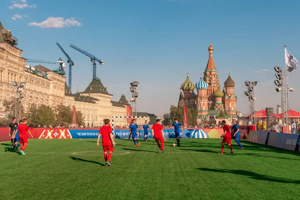 Kızıl Meydan futbol sahasında. Futbol oyuncusu. 2018 Dünya Kupası Moskova'da. 28 Haziran 2018.