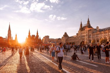 Gün batımında Kızıl meydan. Dünya Kupası 2018 yabancı hayranları. Rusya, Moskova. 28 Haziran 2018