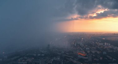 Moskova, yağmur ve gün batımının duvarına panoramik manzaralı. Rusya, Moskova. 15 Temmuz 2018: 