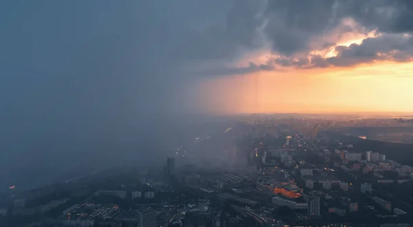 Moskova, yağmur ve gün batımının duvarına panoramik manzaralı. Rusya, Moskova. 15 Temmuz 2018: 