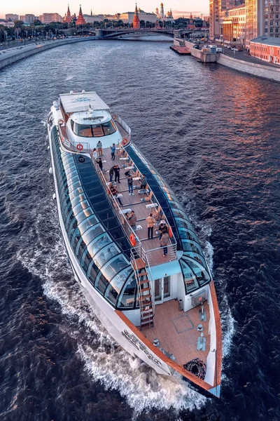 Gemi filosu Radisson Royal. Moskova Nehri Cruise. Moskova Kremlin, ataerkil köprü görünümden. Rusya, Moskova. 5 Temmuz 2018. 