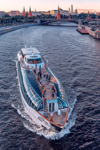 Gemi filosu Radisson Royal. Moskova Nehri Cruise. Moskova Kremlin, ataerkil köprü görünümden. Rusya, Moskova. 5 Temmuz 2018. 