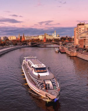 Gemi filosu Radisson Royal. Moskova Nehri Cruise. Moskova Kremlin, ataerkil köprü görünümden. Rusya, Moskova. 22 Ekim 2017