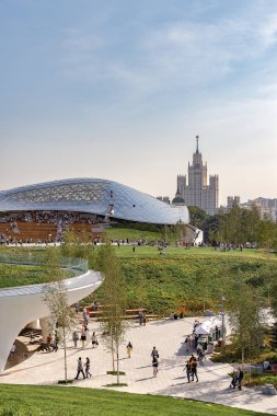 park Zaryadye görünümü. Yüksek katlı Kotelnicheskaya dolgu üzerinde. Rusya, Moskova. Eylül, 2017