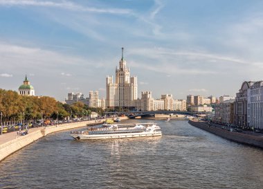 Radisson filosu ve gökdelen Kotelnicheskaya dolgu üzerinde gemisi. Rusya, Moskova. 9 Eylül 2017