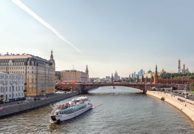 Radisson filosu ve Moskvoretsky Köprüsü gemisi. Kremlin ve Moskova Nehri. Moskova, Rusya. Eylül, 2017.
