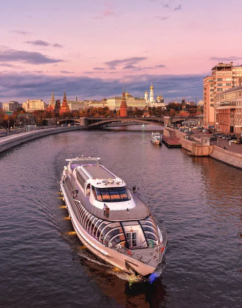 Gemi filosu Radisson Royal. Moskova Nehri Cruise. Moskova Kremlin, ataerkil köprü görünümden. Rusya, Moskova. 22 Ekim 2017