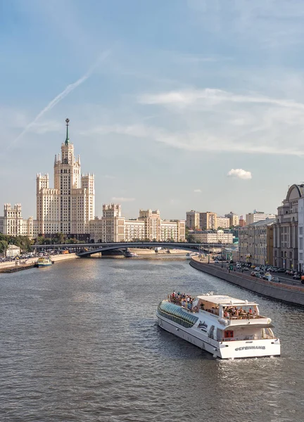 Het Schip Van Het Radisson Flottielje Wolkenkrabber Aan Kade Van — Stockfoto