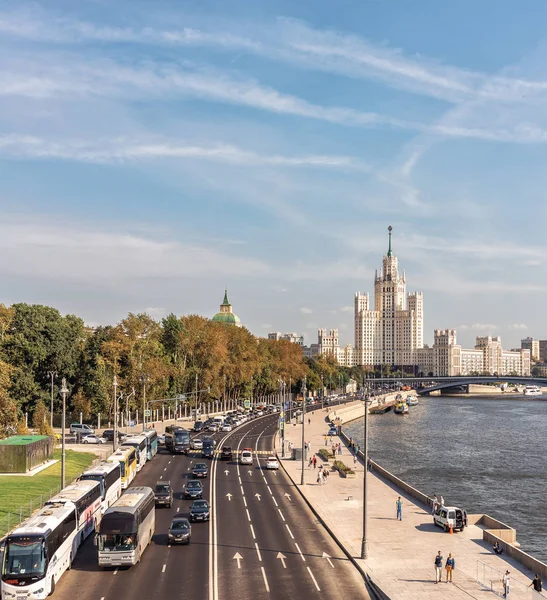Moskvoretskaya Dijk Wolkenkrabber Aan Kotelnicheskaya Kade Uitzicht Vanaf Stijgende Brug — Stockfoto