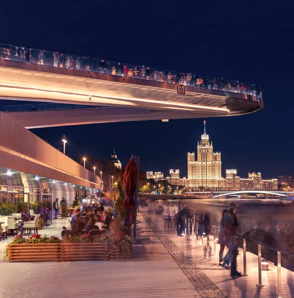 Zaryadye Park Moskvoretskaya dolgu ile bir gece bakış. Yüzen köprü. Rusya, Moskova. 16 Eylül 2017