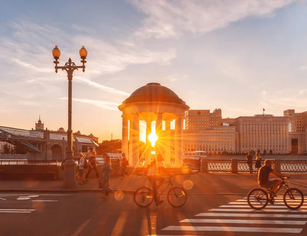 Léto Gorkého Parku Sluneční Paprsky Silnici Cyklista Rusko Moskva Srpna — Stock fotografie