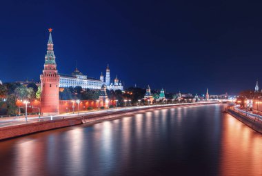 Moskova Kremlin klasik görünümünü. Gece aydınlatma Kremlin ve Moskova Nehri Vodovzvodnaya kulede yansıması.