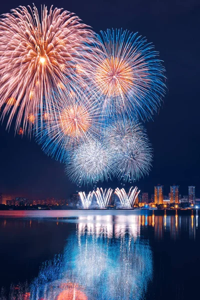 Strogino (Lightfest) ışığında Festivali çemberi tamamlanması. Havai fişek. Selam. Rusya, Moskova. 27 Eylül 2017.