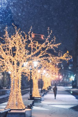 Noel süslemeleri Kuznetsky en. Gece aydınlatma. Fener şarap gözlük ve altın ağaçlar. Karlı gece. Rusya, Moskova. 24 Aralık 2017. 