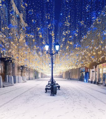 Nikolskaya Caddesi üzerinde Noel süsleri. Moskova merkezinde. Moskova mevsim. Yılbaşı dekorasyonu. Kış. Rusya, Moskova. 24 Aralık 2017. 