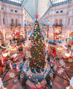 Kızıl Meydan sakıza ağacında yeni yıl. Noel ağacı. Çelenk, tatil. Rusya, Moskova. Kasım, 2018