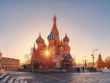 Aziz Basil Katedrali ve güneşin ışınları. Kızıl Meydan'a ve güneşli bir gün. Minin ve Pozharsky anıt imar altında. Rusya, Moskova. Kasım, 2018.