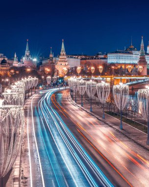 Prechistenskaya dolgu yeni yıl sahne. Kremlin. Noel Fener süslemeleri yol boyunca. Rusya, Moskova. 23 Kasım 2018.