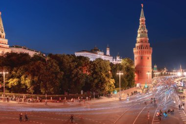 Kremlin duvarlarında yaz bisiklet festivali. Bisikletçiler ve bisiklet maratonu. Moskova, Rusya. 13 Temmuz. 2019