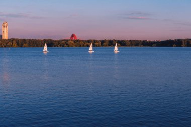 Moskova, Rusya - 18 Haziran 2019: Strogino 'ya yelken açmak. Gün batımında pitoresk köprü. Stroginsky durgun