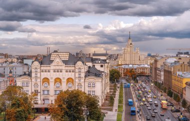 MOSCOW, RUSSIA - 21 Eylül 2019: Merkezi Çocuk Mağazası 'nın (TsDM) gözlem güvertesinden Politeknik Müze görüntüsü. Şehir ulaşımı. Kotelnicheskaya Embankment 'ta yüksek binalar. 