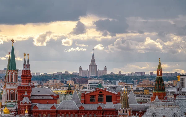 Moskova 'nın tarihi binaları. Kremlin ve Moskova Devlet Üniversitesi. Yüksek bir yerden şehrin manzarası. Şehir manzarası.
