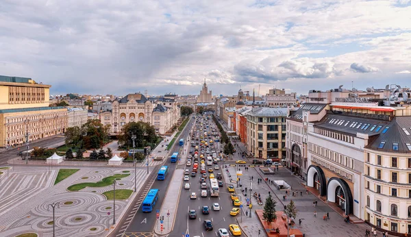 MOSCOW, RUSSIA - 21 Eylül 2019: Merkezi Çocuk Mağazası 'nın (DTM) gözlem güvertesinden şehir manzarası. Şehir trafiği. Lubyanka Meydanı, Polytech, Kotelnicheskaya 'da yüksek binalar. 