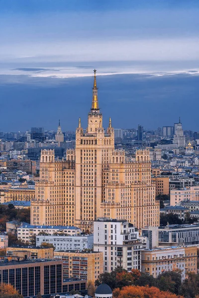MOSCOW, RUSSIA - 22 Eylül 2019: Stalin 'in Kudrinskaya Meydanı' ndaki gökdeleni. Yüksek bir yerden şehrin manzarası. Şehrin Panorama 'sı Barrikadnaya metrosuna doğru. Yüksek binalar ve evler
