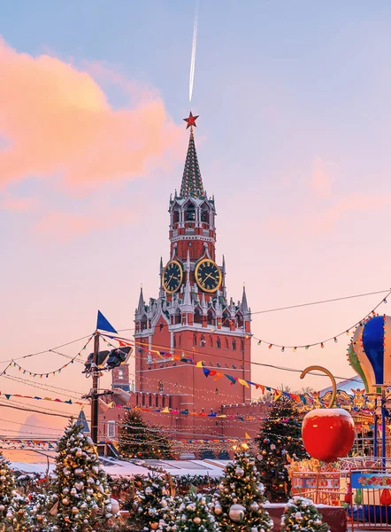 Fiera Anno Nuovo Piazza Rossa Torre Spasskaya Tramonto Pista Terra — Foto Stock